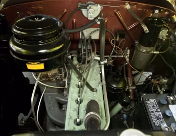 Sous la capuche 1949 Kaiser DeLuxe Convertible Sedan (4922) '1948–49