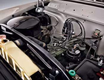 Sob o capô 1951 Kaiser DeLuxe Golden Dragon (K-512-1D)