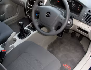 Интерьер Kia Cerato Hatchback [UK-spec] (LD) '2004–07
