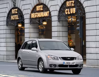 Kia Cerato Hatchback [UK-spec] (LD) '2004–07