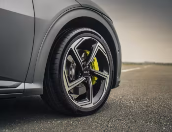 Kia EV6 GT [UK-spec] '2022–25