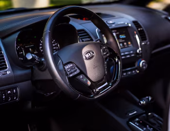 Интерьер 2017–18 Kia Forte5 [North America] '2016–18
