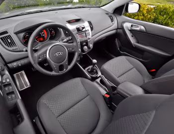 Интерьер 2011–13 Kia Forte 5-door [North America] (TD) '2010–13