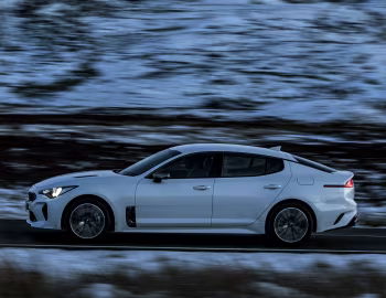 Kia Stinger GT-Line [UK-spec] (CK) '2017–19