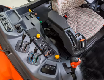 Интерьер Kubota M6-141U '2022–н.в.