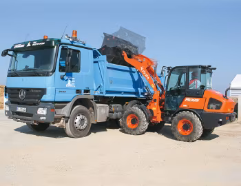 Kubota R085, Mercedes-Benz Actros 2646 K Dreiseitenkipper