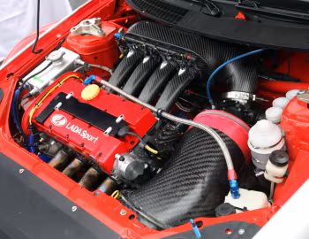 Sob o capô Lada Priora WTCC VK-S2000 '2009