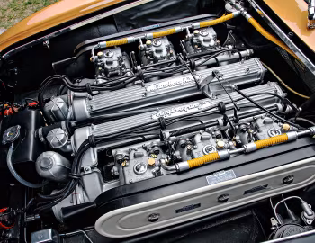 Sob o capô Lamborghini 350 GTS '1965