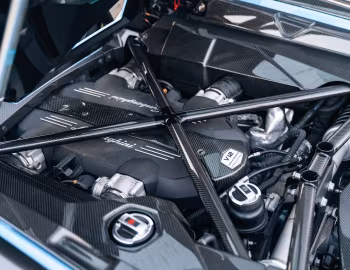 Sob o capô Lamborghini Aventador S Roadster [UK-spec] '2018–21