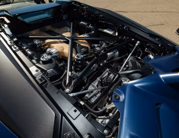 Sob o capô Lamborghini Aventador SVJ "63" Roadster [North America] '2020