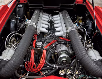 Sob o capô Lamborghini Countach LP5000 S Quattrovalvole [North America] '1985–87