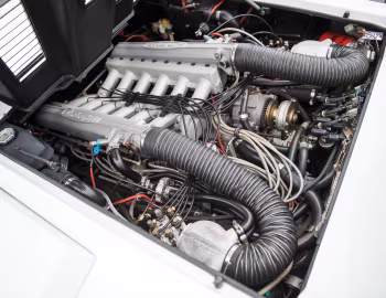 Sob o capô Lamborghini Countach LP5000 S Quattrovalvole [North America] '1987–88