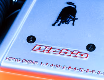 Sob o capô Lamborghini Diablo [Worldwide] '1990–93