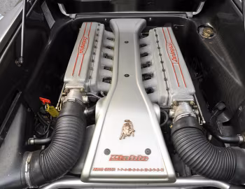 Під капотом Lamborghini Diablo VT with option "Rear Wing" [Worldwide] '1993–98