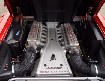 Sob o capô Lamborghini Diablo VT Roadster [North America] '1995–98