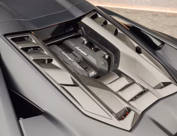 Sob o capô Mansory Initiate '2024–pr.
