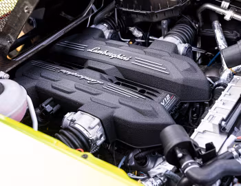 Sob o capô Lamborghini Revuelto [UK-spec] (LB744) '2023–pr.
