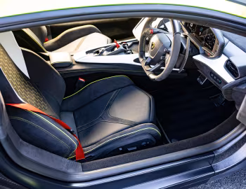Interior Lamborghini Revuelto [UK-spec] (LB744) '2023–pr.