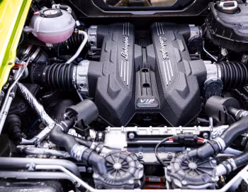 Sob o capô Lamborghini Revuelto [UK-spec] (LB744) '2023–pr.