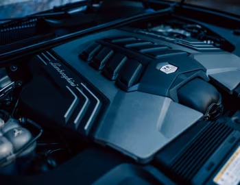 Sob o capô Lamborghini Urus S [Japan] '2023–24