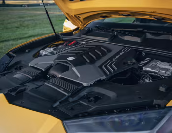 Sob o capô 2019–22 Lamborghini Urus Shiny Black Package [North America] '2018–22