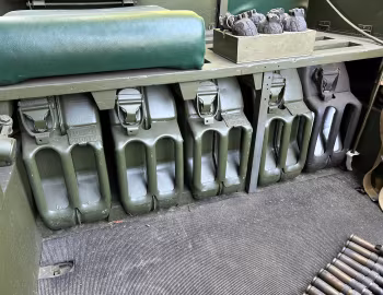 Interior Land Rover SAS series I (1706-01215) '1955