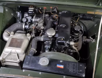 Sob o capô 1950 Land Rover 81 Military [UK-spec] (R0610-4618)