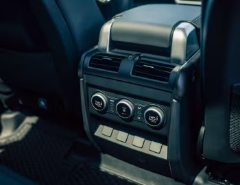 Interior Land Rover Defender 130 D300 [Japan] '2023–pr.