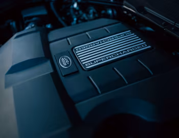 Sob o capô Land Rover Defender 130 V8 P500 [Japan] '2024–pr.