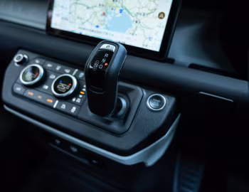 Interior Land Rover Defender 90 P300 [Japan] '2021–pr.