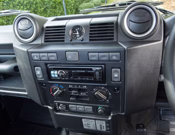 Interior 2007–16 Land Rover Defender 90 Pickup [UK-spec] '2006–16