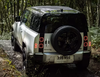 Land Rover Defender 90 P300 SE Urban Pack [UK-spec] '2020–pr.