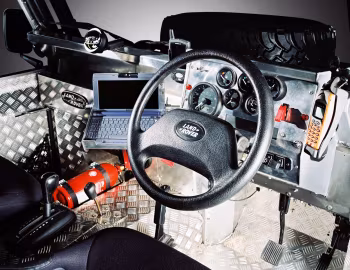 Painel frontal Land Rover Defender 90 "Tomb Raider" '2001