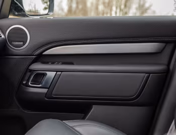 Interior 2021–pr. Land Rover Discovery P360 R-Dynamic [North America] (L462) '2021–pr.
