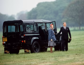 Elizabeth II, Land Rover 110 V8 Station Wagon