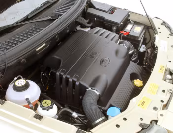 Sob o capô 2004–06 Land Rover Freelander 5-door [North America] (L314) '2003–06