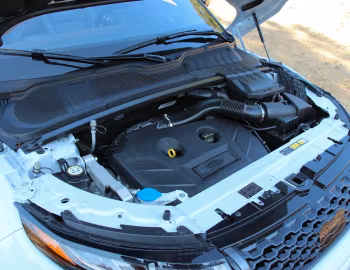 Sob o capô 2017–19 Range Rover Evoque HSE Convertible [North America] '2016–19