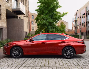 Lexus ES 300h [UK-spec] '2021–25