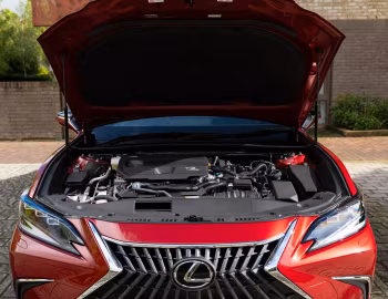 Під капотом Lexus ES 300h [UK-spec] '2021–25
