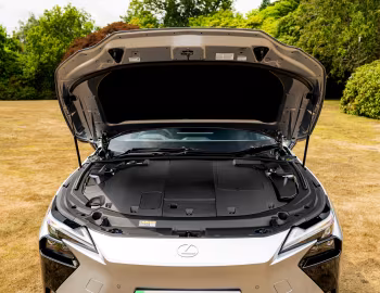 Під капотом Lexus ES 350e [UK-spec] '2026
