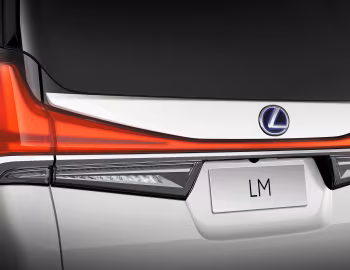 Lexus LM 300h [China] '2020–23