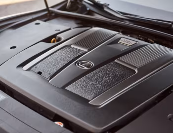 Sotto al cofano 2021–pr. Lexus LS 500 AWD [North America] '2020–pr.
