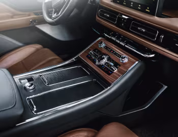 Интерьер 2020–24 Lincoln Aviator Black Label [North America] '2019–24