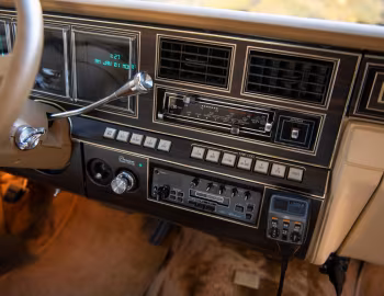 Торпедо 1983 Lincoln Continental Mark VI Bill Blass Designer Series Coupe (98 66D)