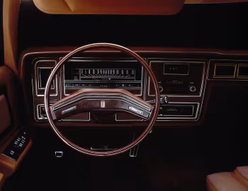Торпедо 1975 Lincoln Continental Town Car (82 53B)