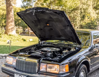 Под капотом 1985 Lincoln Continental Mark VII LSC (98 63D)