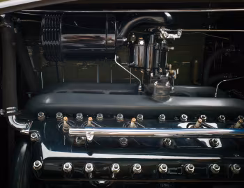 Под капотом 1932 Lincoln Model KB 5-passenger Sedan (235)