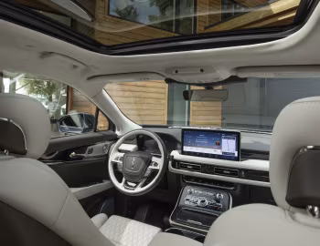 Интерьер 2021–23 Lincoln Nautilus Black Label [North America] '2020–23