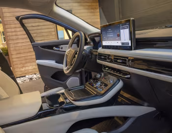 Интерьер 2021–23 Lincoln Nautilus Black Label [North America] '2020–23
