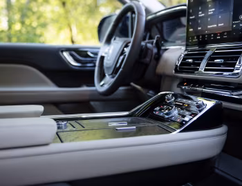 Интерьер 2022–24 Lincoln Navigator L [North America] '2021–24